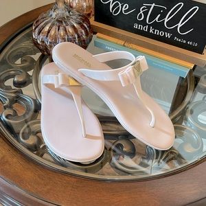 Michael Kors Caroline Thong .. 7M.. EUC